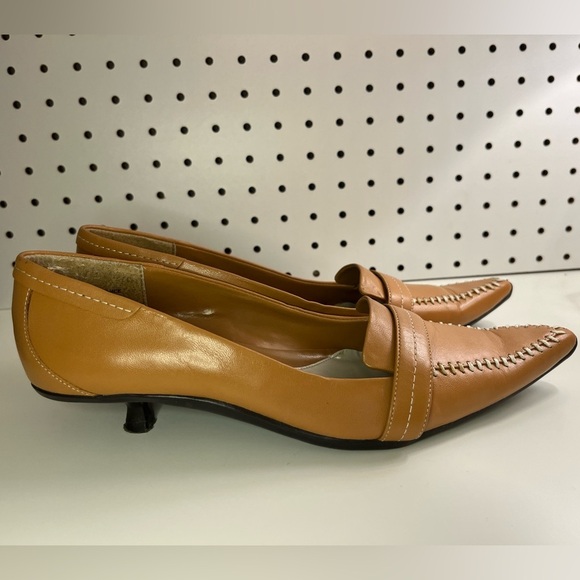 Kenneth Cole Reaction Tan Leather Kitten Heels Y2K White Contrast Stitching 7.5 - Picture 2 of 16